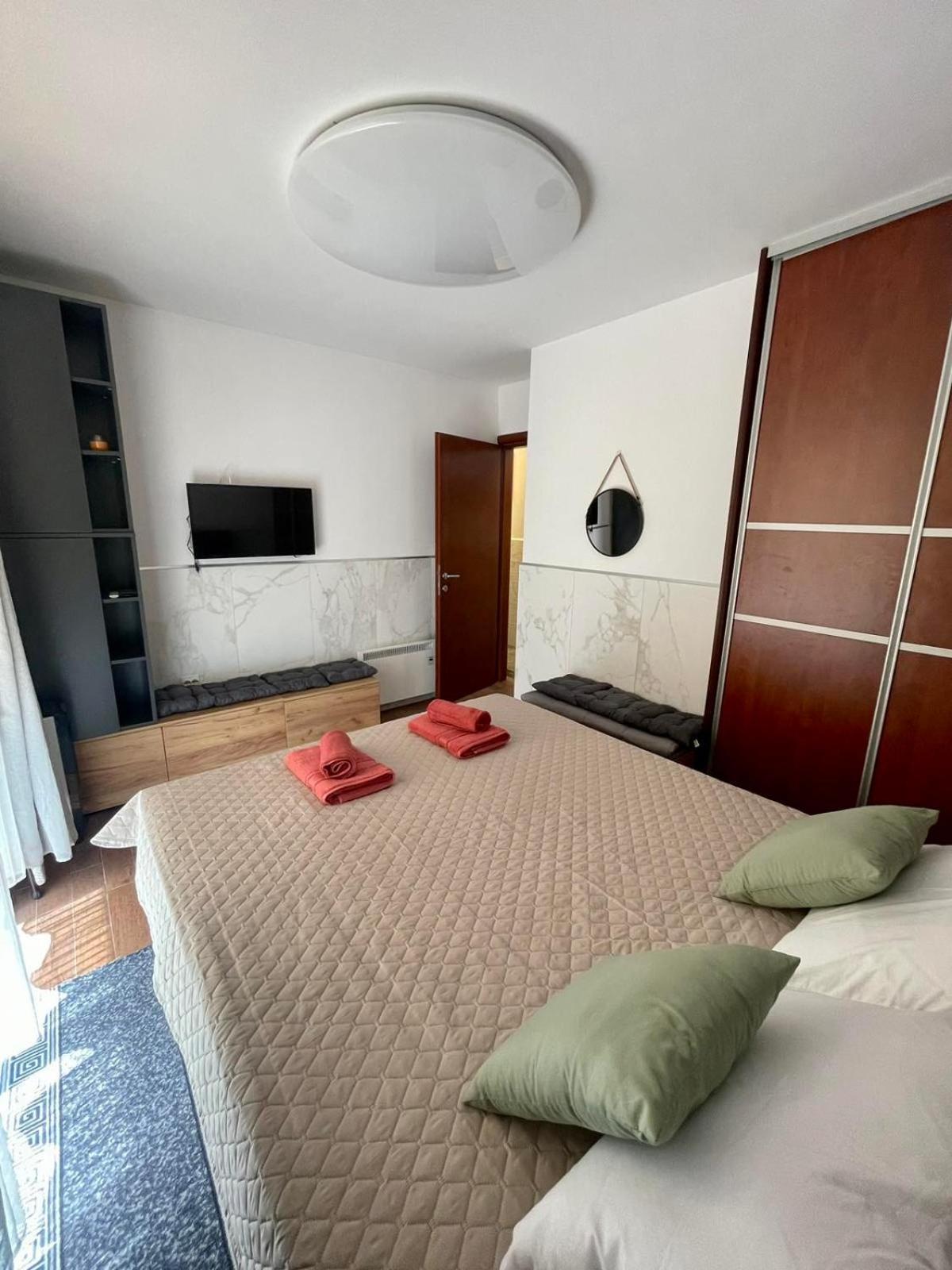 Apartment Rafailovici 公寓
