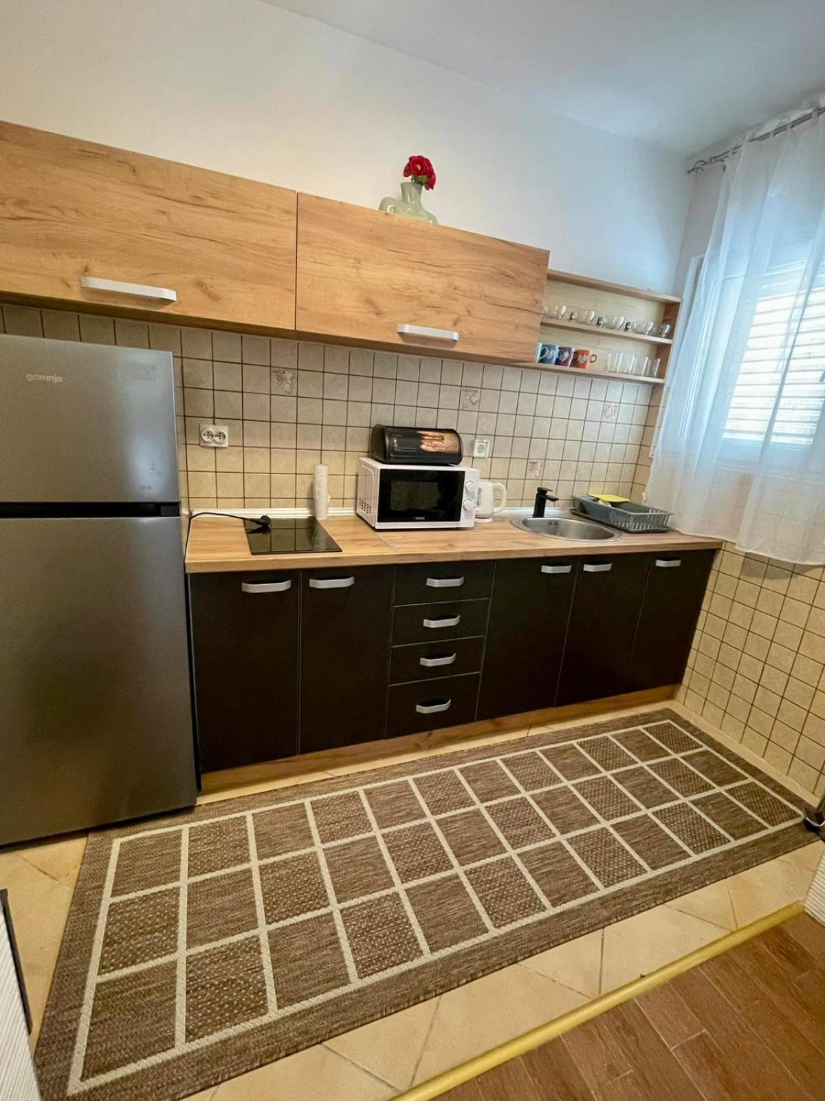 Apartment Rafailovici 拉法洛维奇