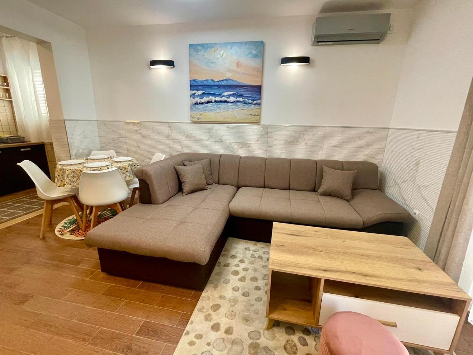 Apartment Rafailovici 公寓