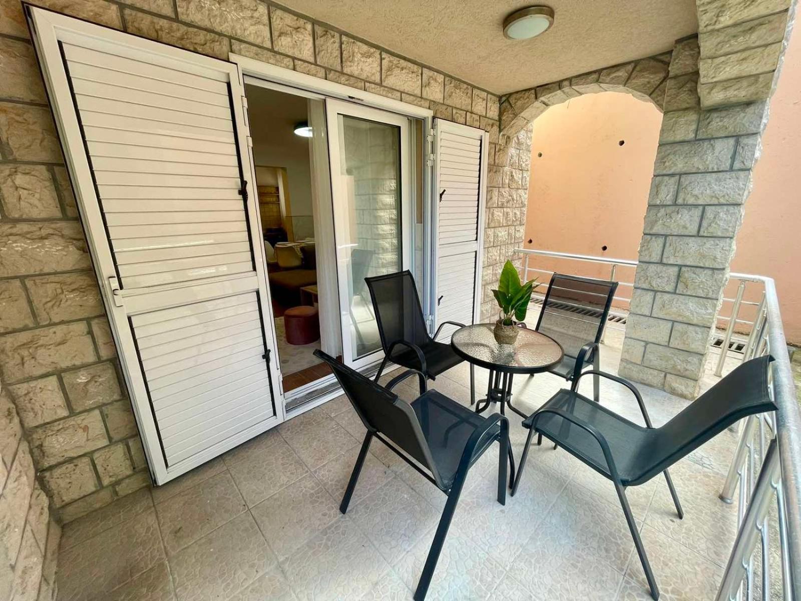 Apartment Rafailovici 拉法洛维奇